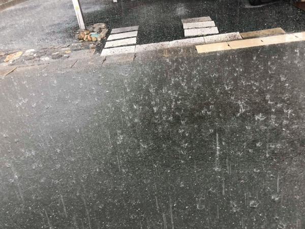 「こんな雨でも施工する？！｜透水性コンクリート」