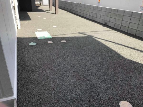 「こども施設の舗装にどうなの？ 子供が裸足で遊べる透水性コンクリート」