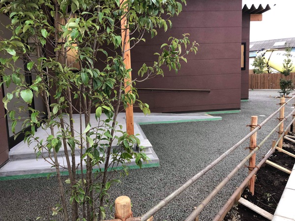 『ドライテックなら、子どもが裸足で歩いてもだいじょ~ぶ!』|透水性コンクリート・ドライテック・保育施設
