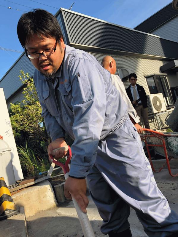 「2代目まさつぐが伝授?【透水性コンクリート】絶対に失敗しない仕上げのコツとは」