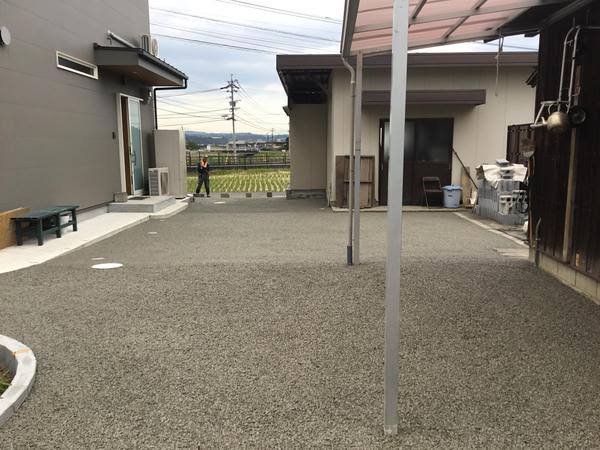 「洗車しても全然足が濡れないんだ！」車好きに喜ばれる駐車場とは？｜透水性コンクリート・ドライテック