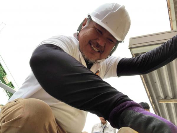 【おっさん】だって負けてられない!「やっぱ、ベニヤ板つかった方がいいっすね」ニッと笑顔を魅せる【透水性コンクリート】の仕上げ