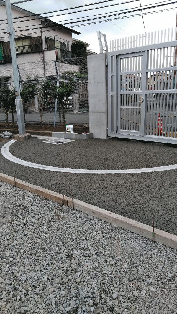 【静岡】「排水要らないし、アスファルトだとたわんじゃうので」変電所入り口厚み200mm