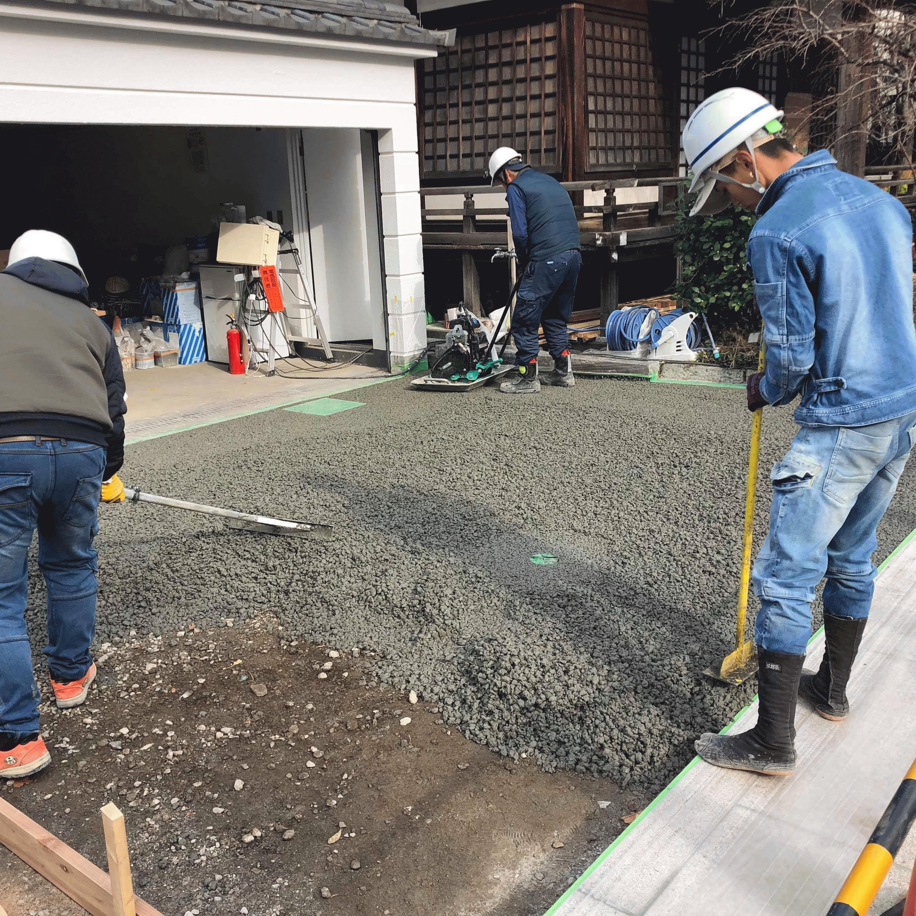 「DIY指導員が透水性コンクリート施工をサポートします」土間コン