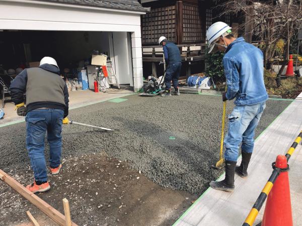 「DIY指導員が透水性コンクリート施工をサポートします」土間コン