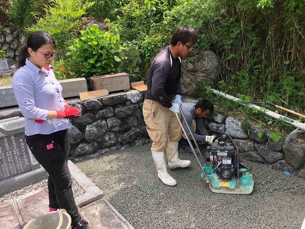 「お墓に水をかけるでしょ？｜水勾配のいらない土間コン」