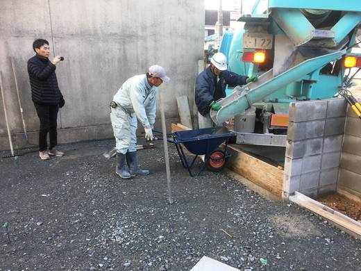 生コン車　施工開始