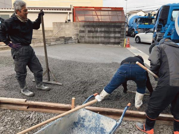 【徳島】「コンクリートみたいに何回も押さえる作業がない」駐車場
