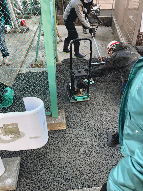 【神奈川】「もともと砂利敷きだったところを防草のためさながら排水溝のように」維持管理