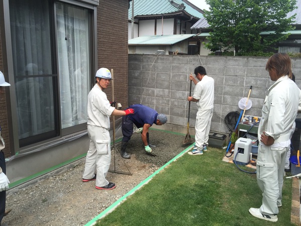 「実際に施工を体験してみる」透水性コンクリートの施工体験会