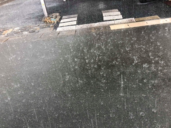「こんな雨でも施工する?!|透水性コンクリート」
