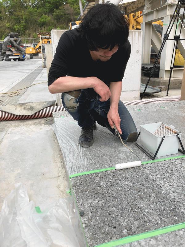 「見た目も環境に調和する必要がある。ここではトップコートと呼ばれる着色の工程について説明をしたい。」透水性コンクリート・トップコート・DIYマニュアル