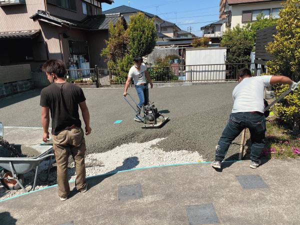 岐阜 Tシャツにジーパン スニーカーで施工できる 駐車場 水はけ 排水 Diy 水たまり対策 透水コン 透水性舗装仕上材 生コンポータル