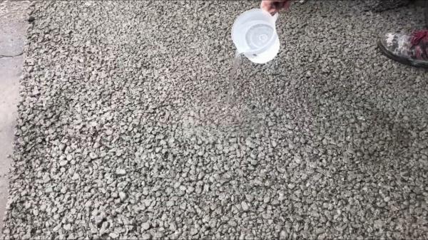 【鹿児島】「火山灰による目詰が高圧洗浄で復活」2年前に施工した透水性コンクリート