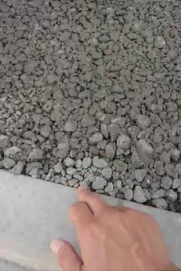 注意 白く乾いてしまった材料はくっつきません 転圧タイミング Diy 水たまり対策 Drytech ドライテック 透水性舗装仕上材 生コンポータル
