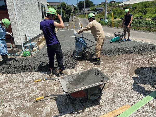 【茨城】「排水もなく勾配もいらない透水性コンクリートを」施工ジョイント