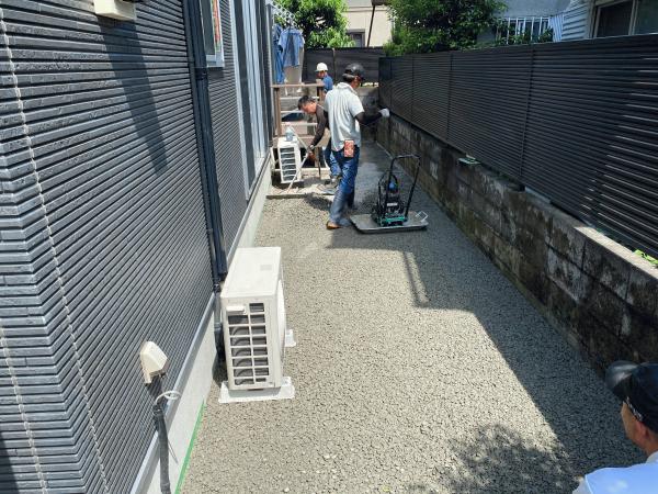 静岡 家周りの狭い犬走りに起こる雑草問題を解決する方法 水勾配 サイクルポート 水たまり対策 透水コン 透水性舗装仕上材 生コンポータル