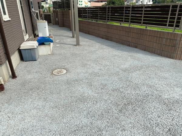 【東京】「草が生えなくてなるべく安い庭の舗装」（施主）「平らにしても排水を考えないで施工できる」（施工）