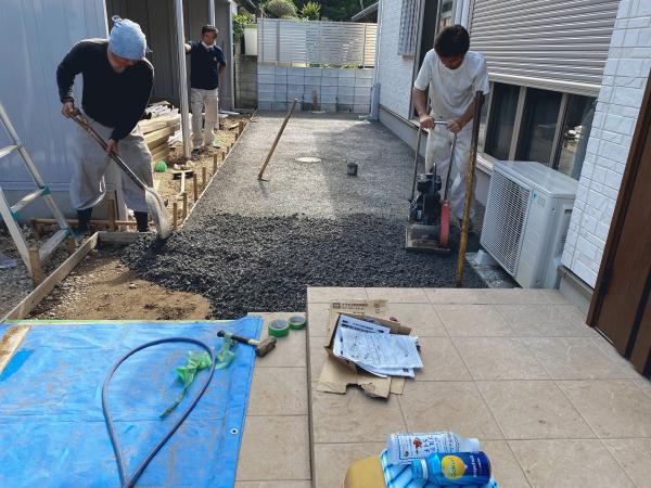 【千葉】「一生に一度の庭づくりに選ばれる透水性コンクリート」平ら・草・水はけ