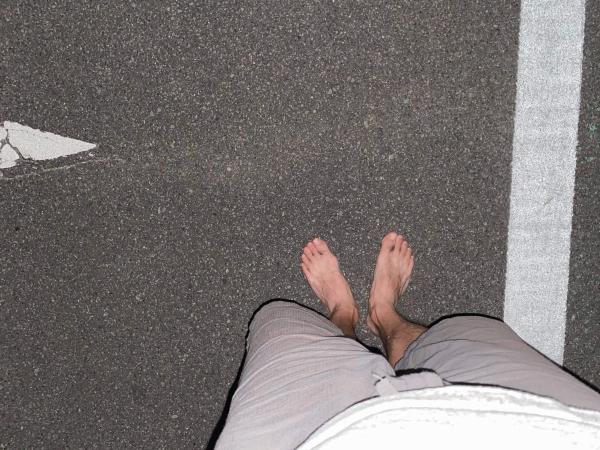 《緊急提言》「真夏に【裸足】でアスファルトとドライテックの路面を乗り比べてみてください!!」