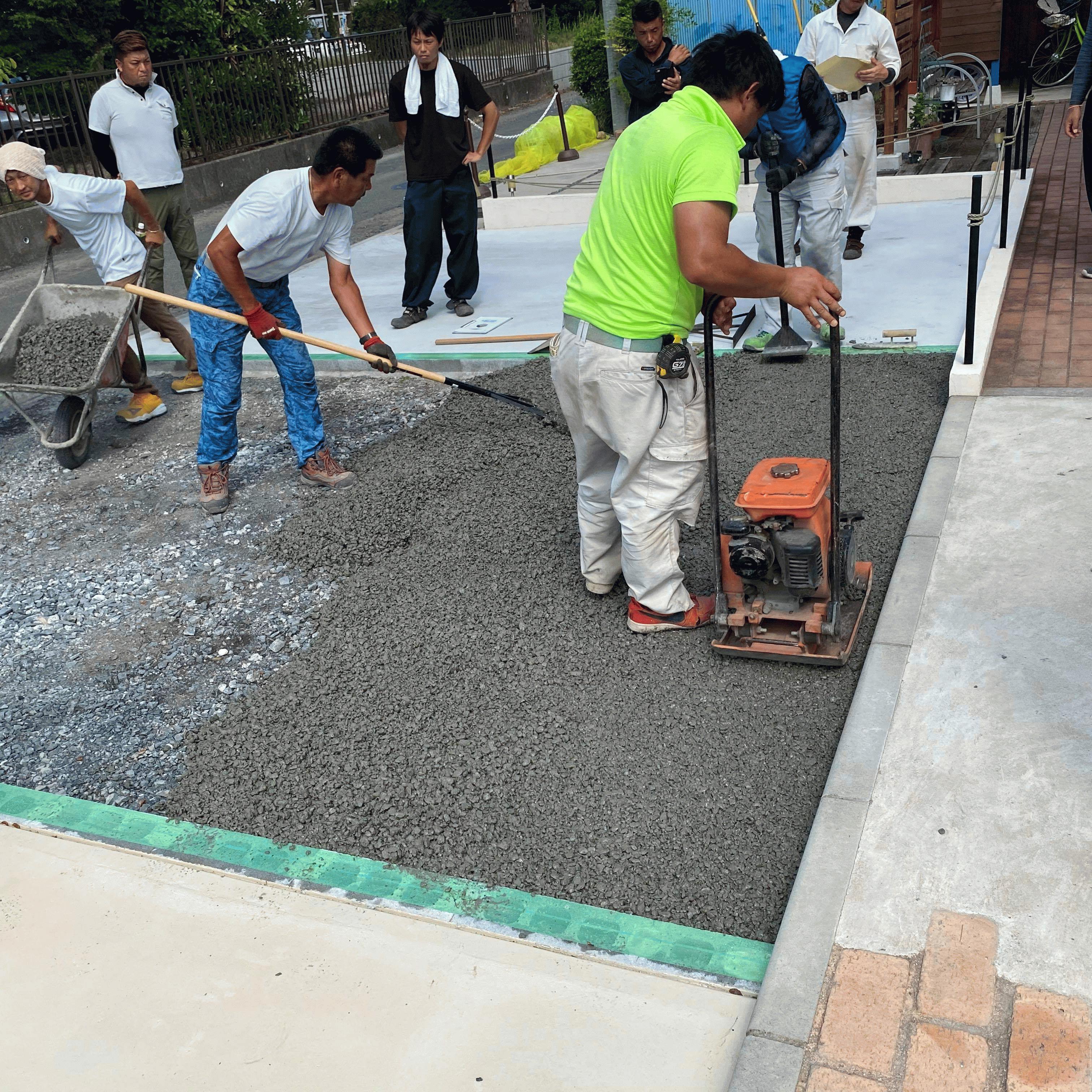 【茨城】「ドライテックの《展示場》を兼ねた《駐車》スペースの整備も兼ねた施工《見学会》で施工の《練習》」鈴木建材運輸
