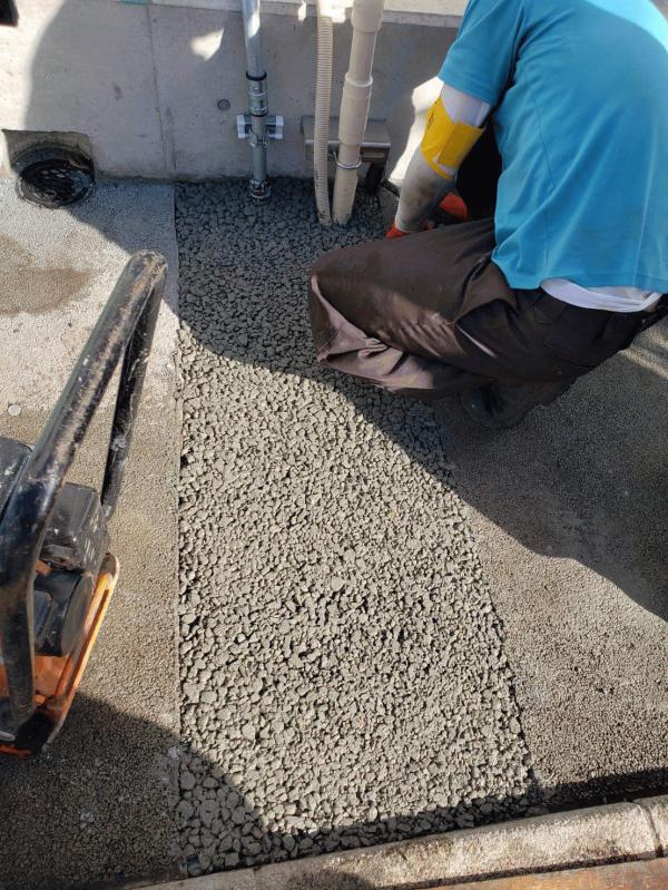 【東京】「埋設管の更新時に撤去された舗装の復旧に使われた少量の透水性コンクリート」建創・岡庭建材工業