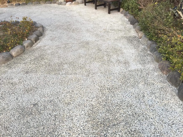 洗い出しをするくらいなら エクステリア 土間コン 透水性コンクリート 水たまり対策 ドライテック オコシコン 透水性舗装仕上材 生コンポータル