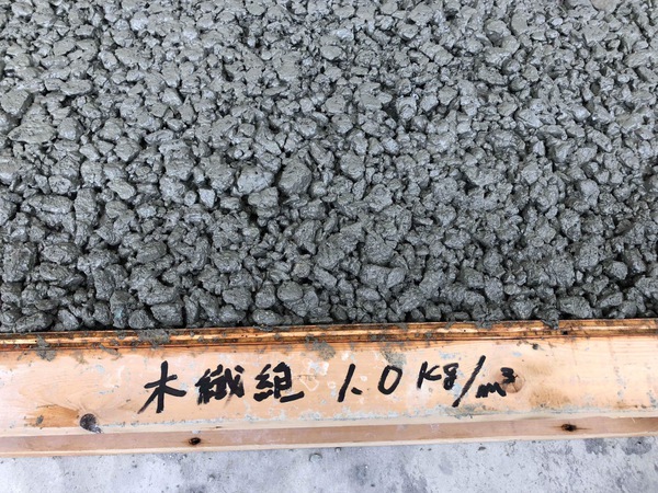 「住友林業の木質繊維入り透水性コンクリート|夕方から打てる土間コン」