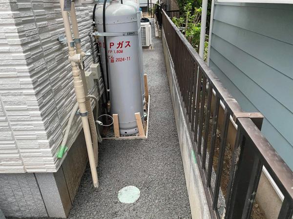 埼玉 犬走の防草シートと砂利のセットではいずれ草が生えてくる 関東施工 岡庭建材工業 水たまり対策 Drytech ドライテック 透水性舗装仕上材 生コンポータル 埼玉 犬走の防草シートと砂利のセットではいずれ草が生えてくる 関東施工 岡庭建材工業 水たまり対策 Drytech ドライテック 透水性舗装仕上材 生コンポータル