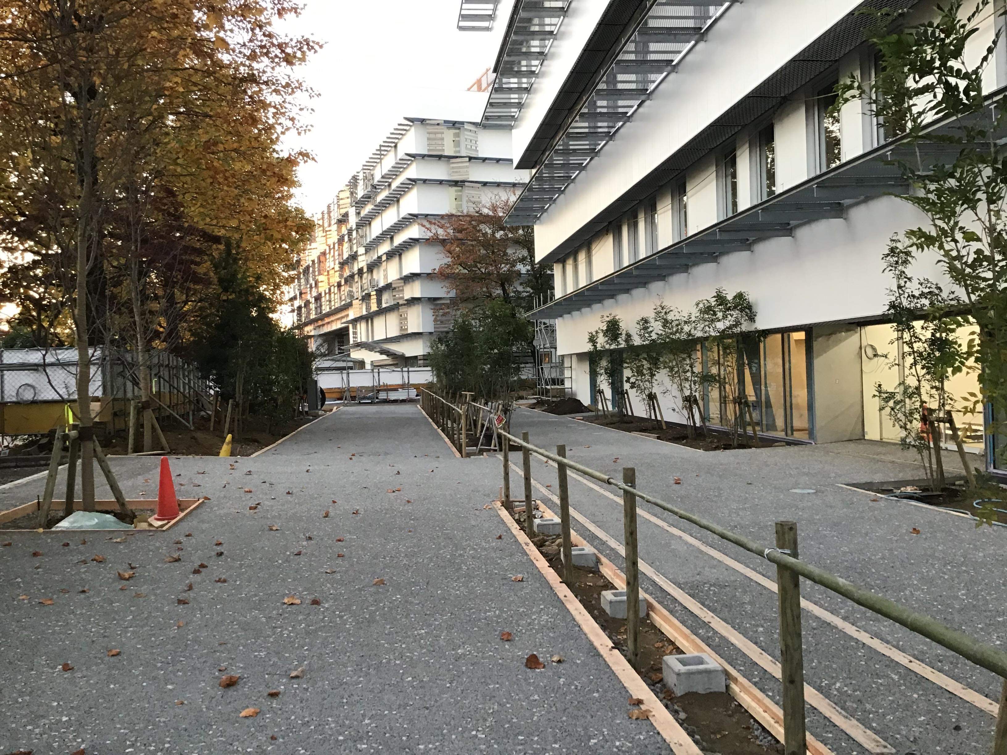 【東京】「長年の継続はどんなに分厚く固く見える岩盤にも穴を穿つ」岡庭建材工業・前田道路・隈研吾
