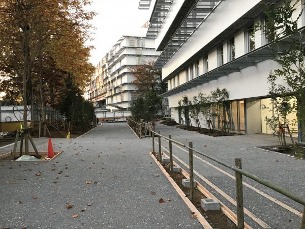 【東京】「長年の継続はどんなに分厚く固く見える岩盤にも穴を穿つ」岡庭建材工業・前田道路・隈研吾