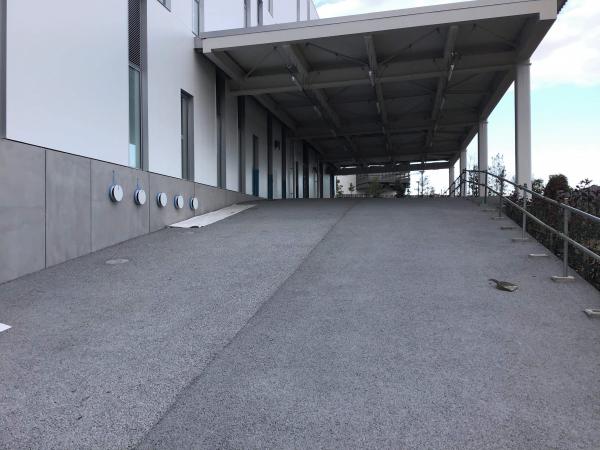 【東京】「巨匠《隈研吾》登場!東洋大学赤羽キャンパス《ドライテック》」前田道路・岡庭建材工業
