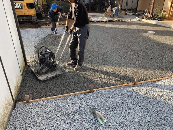 静岡 砂利敷だとお年寄りが歩きづらい 雑草 排水対策の舗装 睦産業 水たまり対策 ドライテック オコシコン 透水性舗装仕上材 生コンポータル