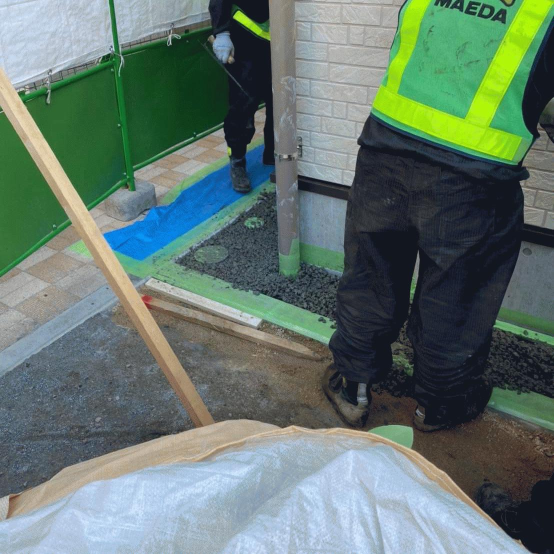【東京】「フットワーク前田道路による消防小屋の犬走舗装」岡庭建材工業