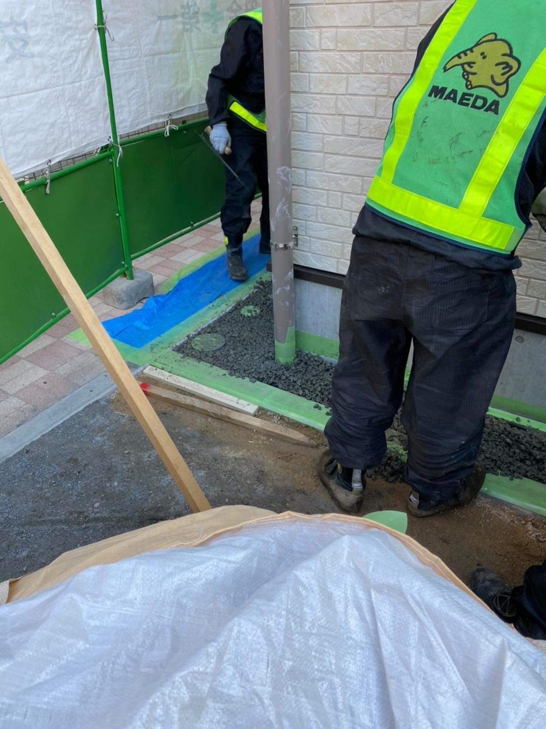 【東京】「フットワーク前田道路による消防小屋の犬走舗装」岡庭建材工業