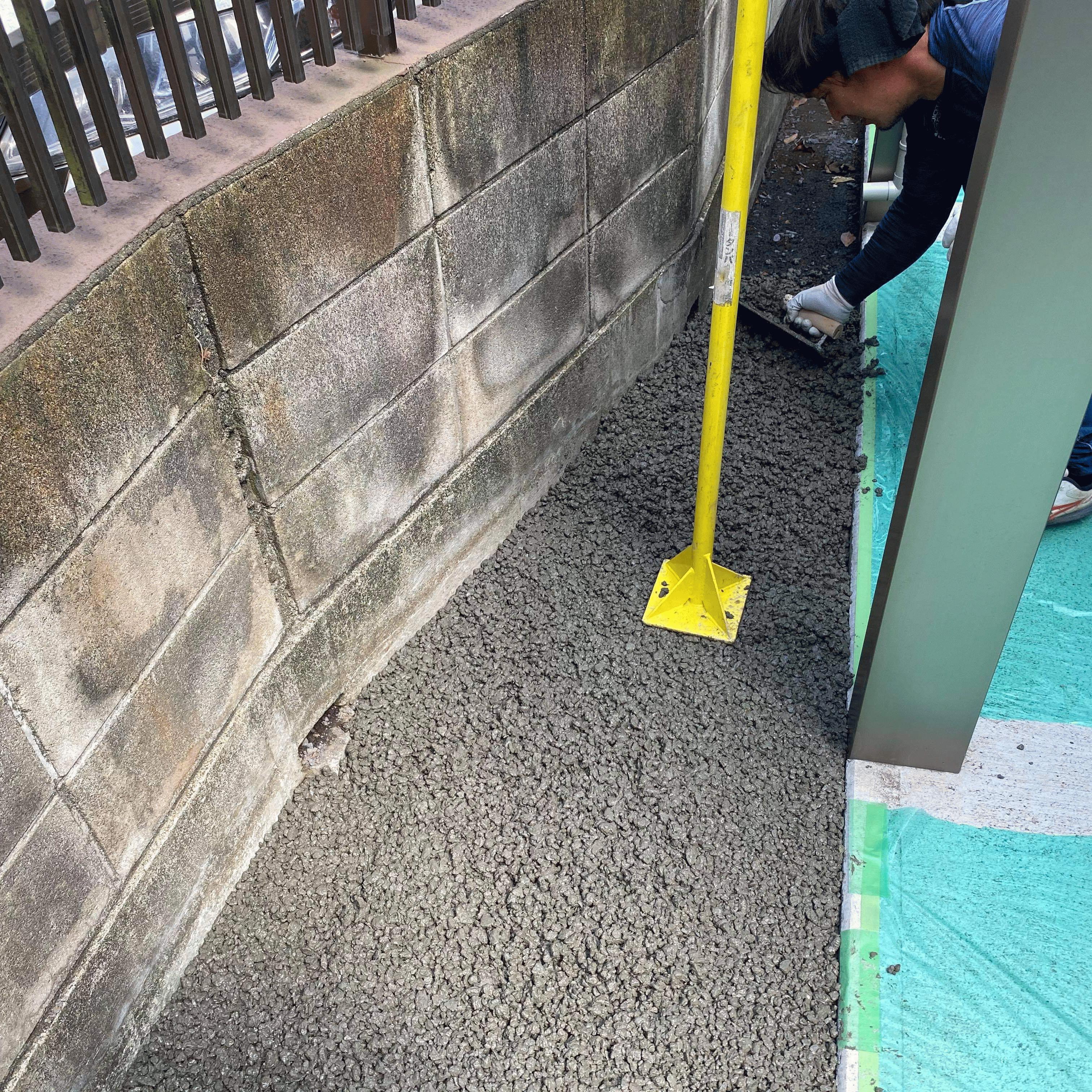 【東京】《排水スリット》「さあ、夏本番。雑草の季節到来」渋谷建材・エクスショップ