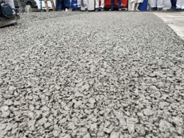 《日経XT》「透水性コンクリ舗装で普及図る しがらみ少ない市場に着目」(月刊透水性コンクリートVol.47)