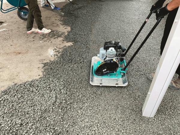 茨城 土間よりもドライテックの意匠 見た目 雰囲気が評価される理由 行方コンクリート 常総興業 水たまり対策 Drytech ドライテック 透水性舗装仕上材 生コンポータル