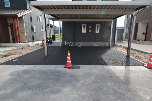 【京都】「なんと土間コンが相場のカーポート駐車場に真っ黒ドライテック採用」吉岡商店・奥田建設