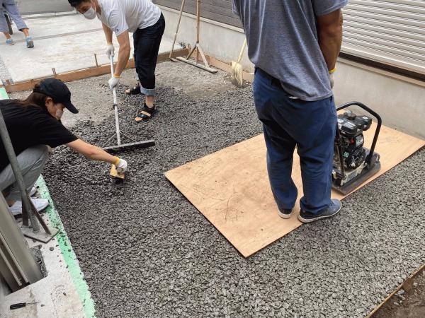 東京 土間コンの2倍から3倍の価格 へ 最近のdiyerさんはサンダルで施工できるほど簡単なのにですか 都屋建材 水たまり対策 透水コン 透水性舗装仕上材 生コンポータル