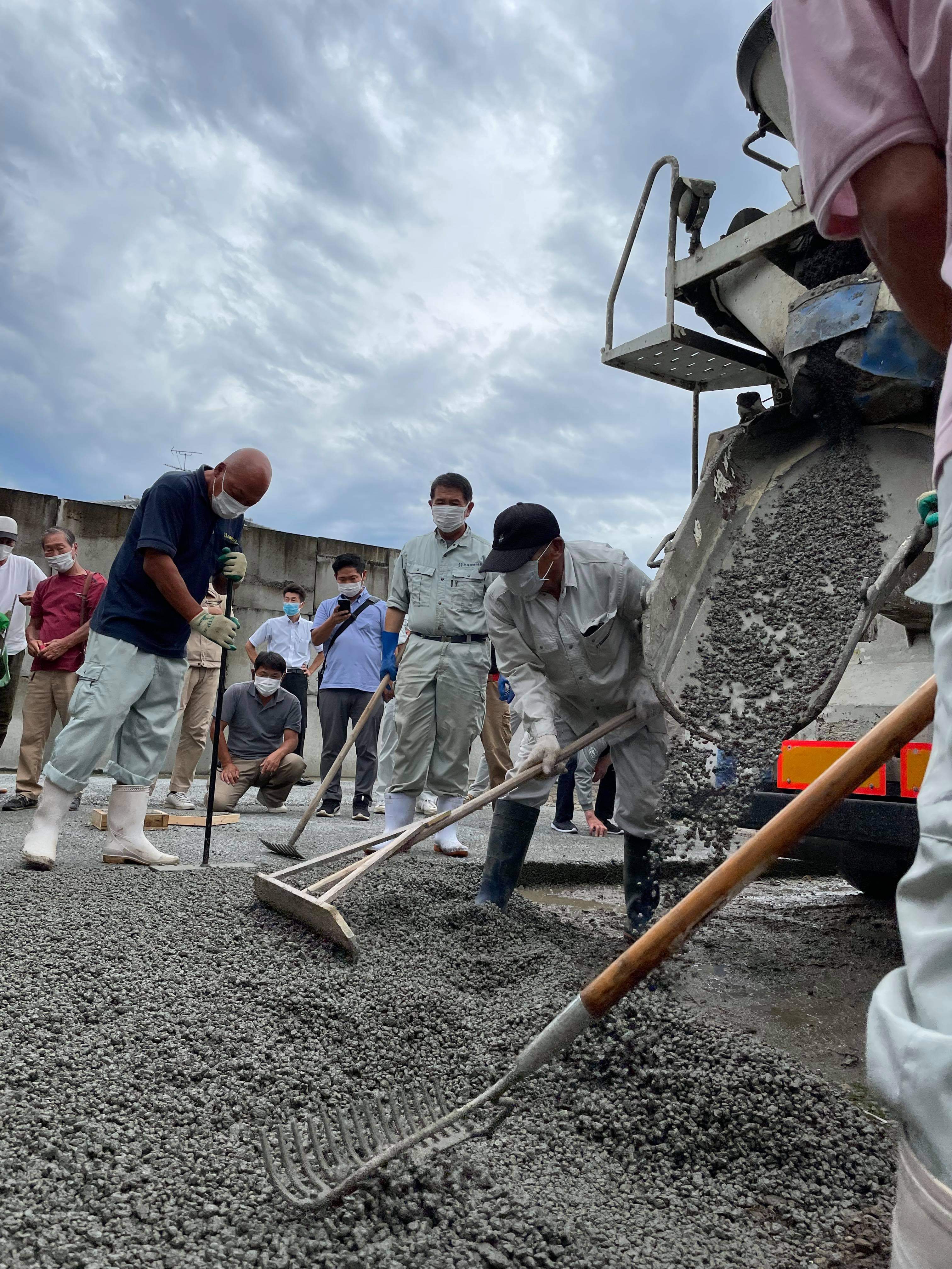 【大阪】「あたかも集う人々の集積が一頭の巨大な獣のようにドライテックを見事短時間で完成させてしまう」久保田建材店