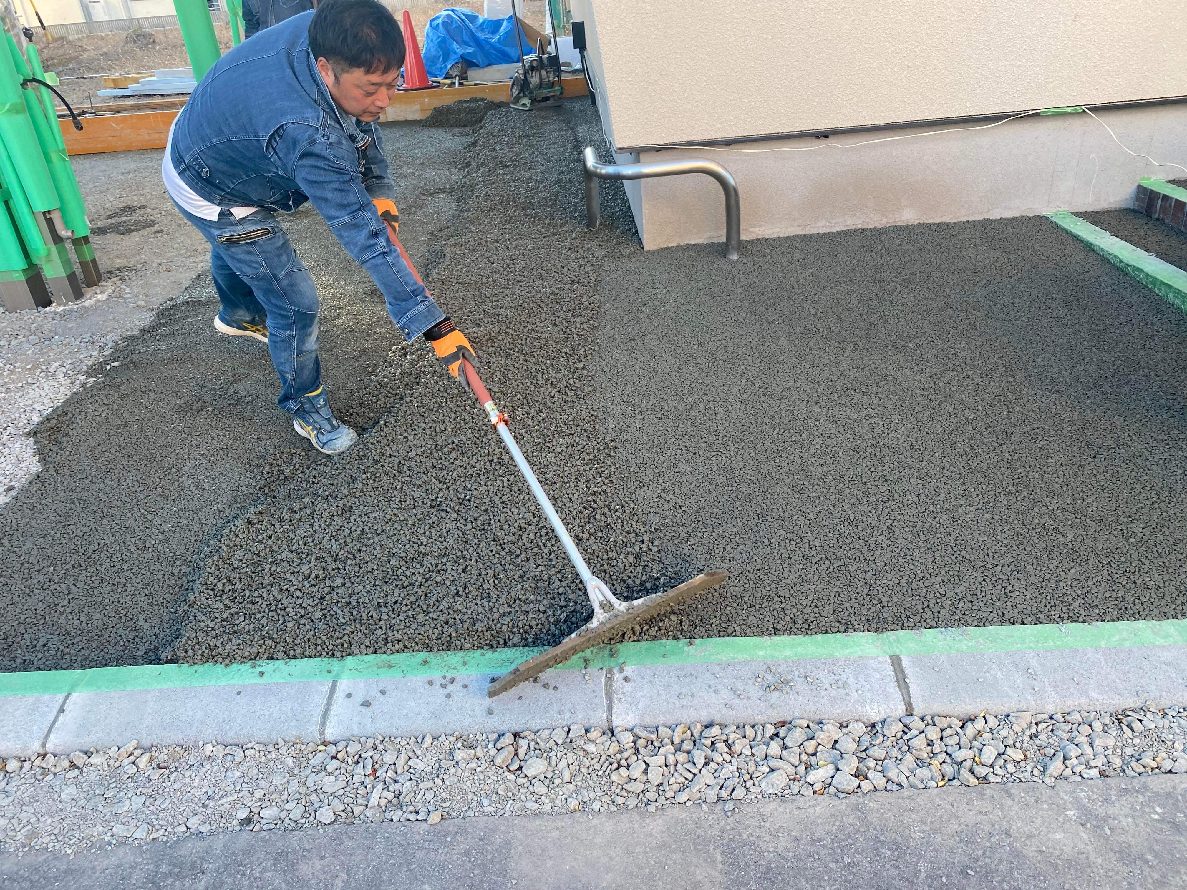 【長野】「道路に水がたまるため敷地内を透水性にすれば道路に行く水が少なくなる事と道路側からきた水も透水すればいいのかな」塩沢産業 佐久工場・コージーホーム