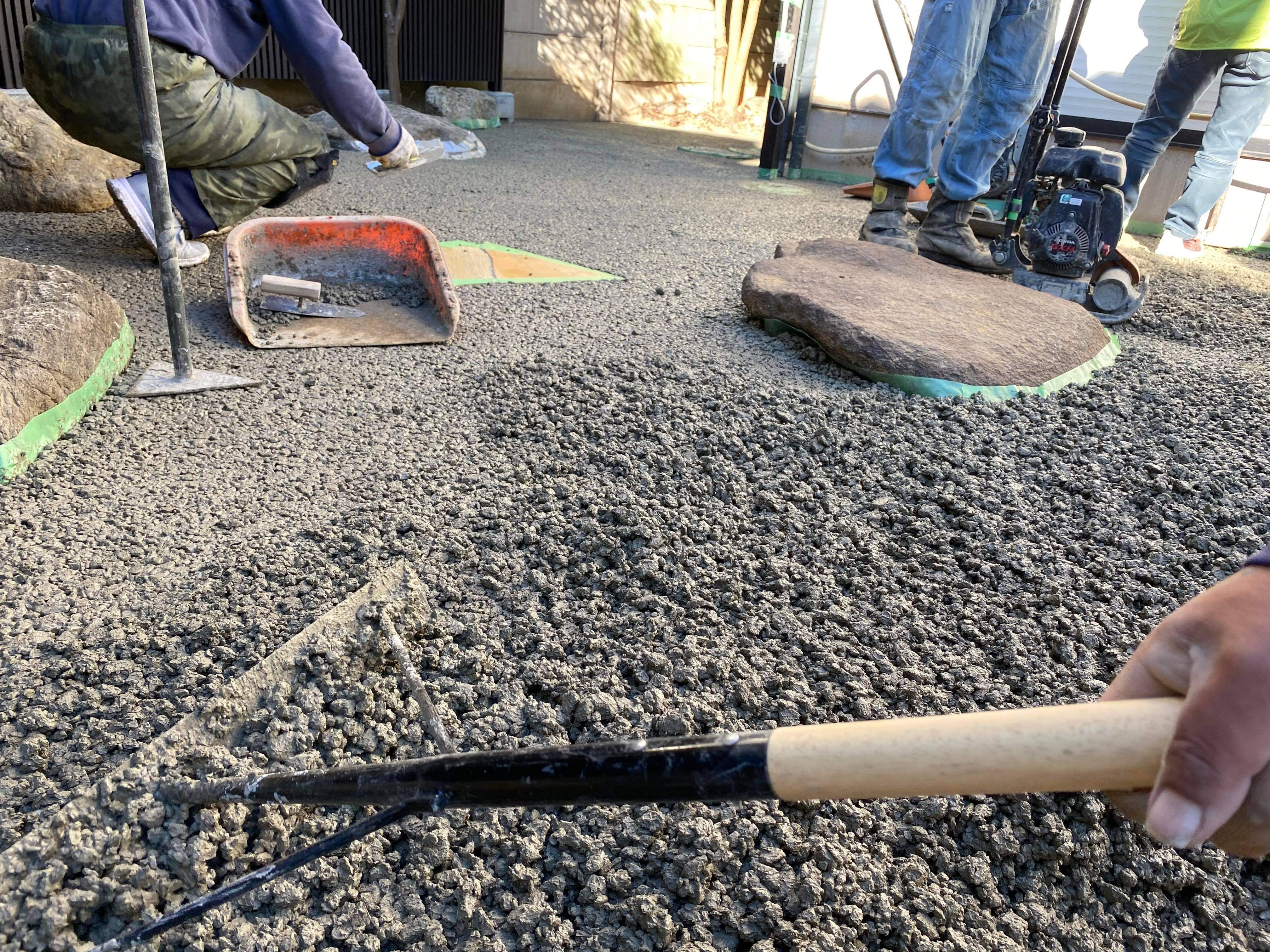 【千葉】「凝った複雑で入り組んだお庭の舗装（水勾配、雑草対策）は透水性コンクリートでWIN×WIN×WIN」小林建材