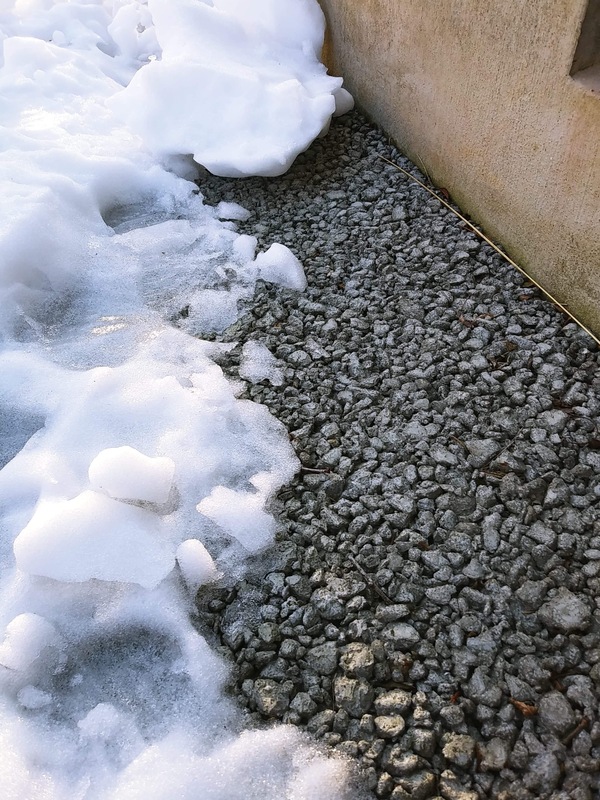 「全く滑らず、凍った部分は最小限 溶けきらない場所も、水が抜けていてザラザラサクサクで滑りにくい」