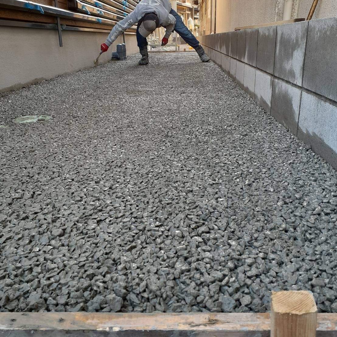 【大阪】「犬走のような狭い狭い幅員の施工は比較的簡単」寝屋川コンクリート・HYEX