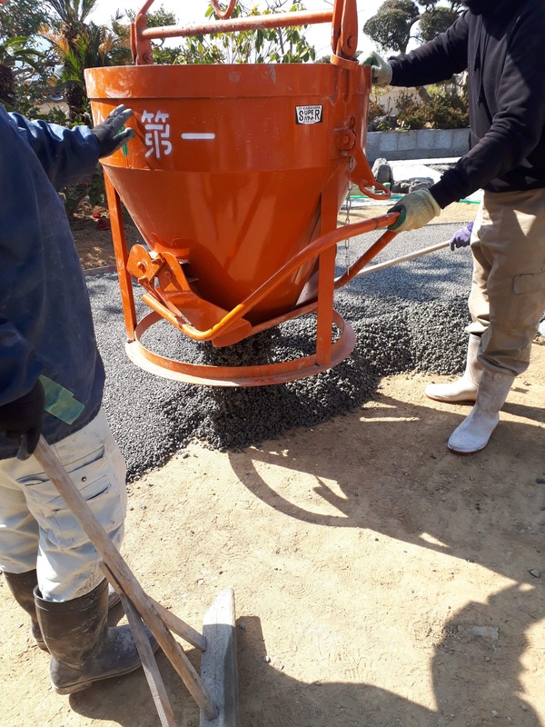 【大阪】「さあ、ご住職。歩きにくい、コロコロ散らかる、埋まっていつの間にかなくなる砕石・砂利敷きやめましょう」久保田建材店