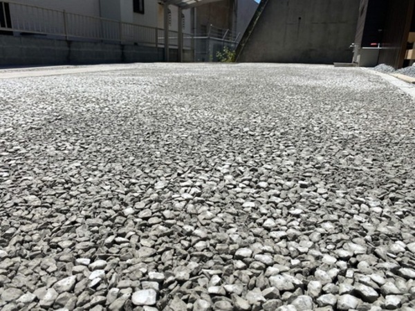 【岡山】「呼吸するコンクリートで敷地内の高低差（水勾配）を解消しよう」白石建設