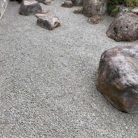 【静岡】「もともと池だし見た目を枯山水みたいにした雑草対策をしたい」伊豆中央コンクリート・朝倉建設