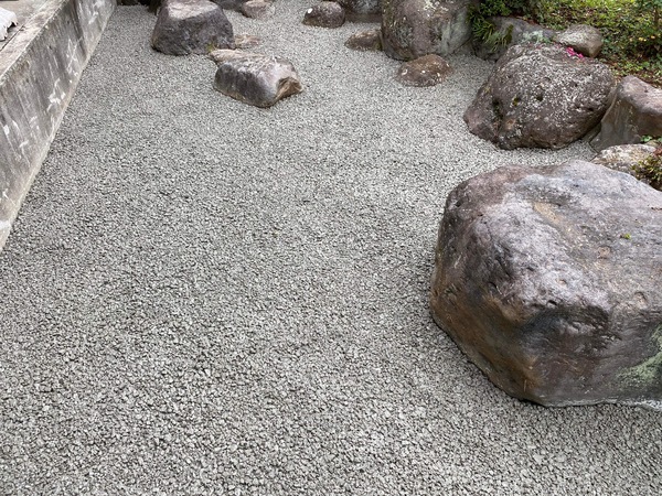 【静岡】「もともと池だし見た目を枯山水みたいにした雑草対策をしたい」伊豆中央コンクリート・朝倉建設