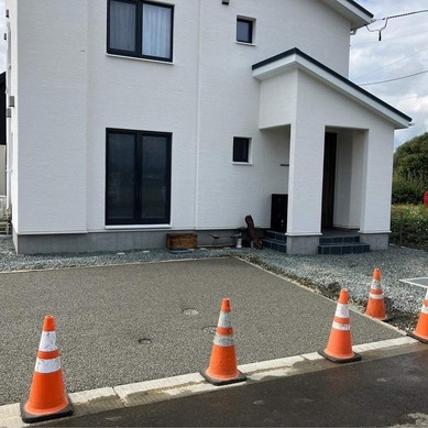 【岩手】「砂利敷きの駐車場だと散らかるし凹むし埋まるし雨の日不快だから」杜陵工業